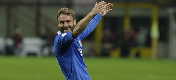 KDE JSTE? Italský záloník Daniele De Rossi eká, a mu ke gólu proti Dánsku