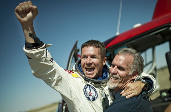 Felix Baumgartner v nárui technického éfa svého týmu Arta Thompsona
