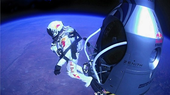 Foto - ikona. Felix Baumgartner se vrhá vstříc Zemi.