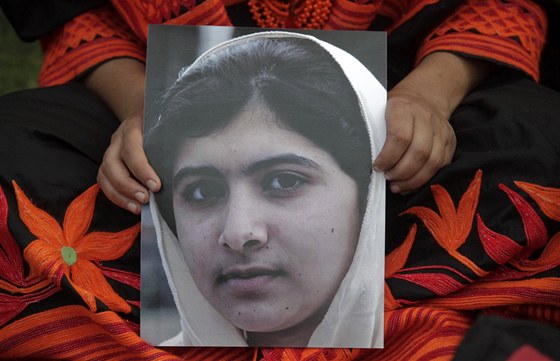 Studentka drí bhem protestu v pákistánském mst Láhaur fotografii Malály...