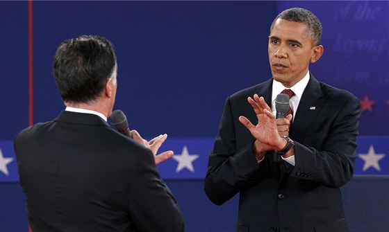 Barack Obama a Mitt Romney bhem druhé prezidentské debaty (16. íjna 2012) 