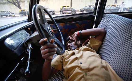 Odpolední pauza. Ani ve spánku se bombajský taxiká nepustí volantu.
