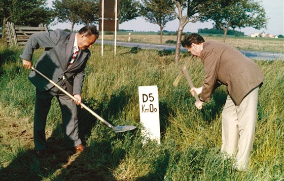 První výkop na dálnici D5 probhl v roce 1977.