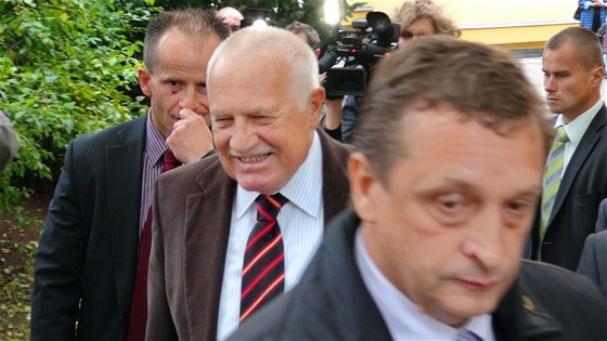 Václav Klaus obklopen svými ochránci. (19. íjna 2012)