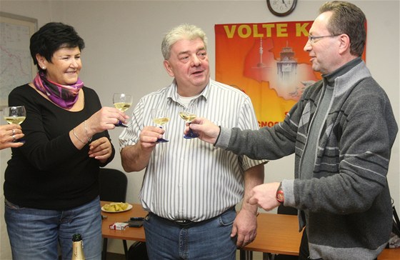 Lídr moravskoslezských komunist Josef Babka (uprosted) oslavil volební úspch
