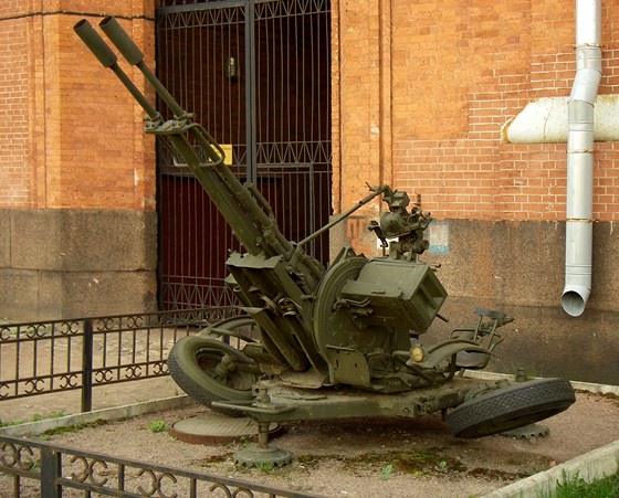 Protiletadlový kanon ZU-23-2 v Dlosteleckém muzeu v Petrohradu