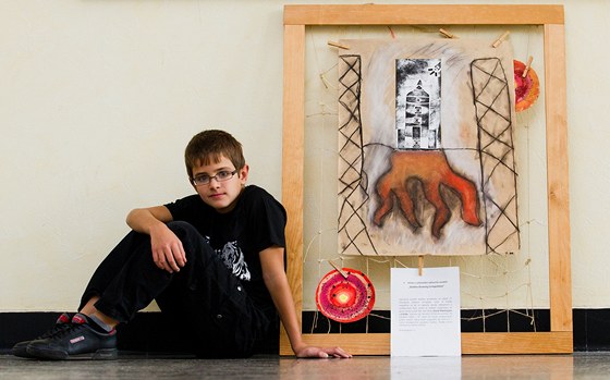 Jedenáctiletý David Markarjanc z Hradce Králové s vítězným obrázkem rakety.