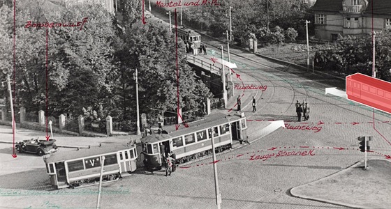 Německý situační snímek „libeňské zatáčky“ v Praze 8, který vznikl při rekonstrukci. Heydrichův mercedes stojí v levé části snímku. Před ním je tramvaj č. 3 a červeně je nově zakreslena tramvaj č. 14.