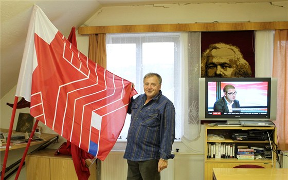 Krajský pedseda komunist na Vysoin Pavel Kalabus ukazuje souasnou vlajku teských komunist.