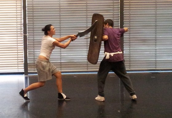 Kamila Nývltová pi zkouce bojových scén muzikálu Aida