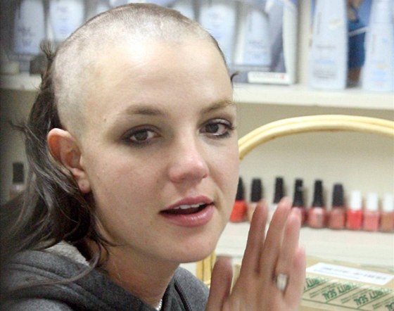 Britney Spears si podle jejího manažera v roce 2007 oholila hlavu proto, aby...