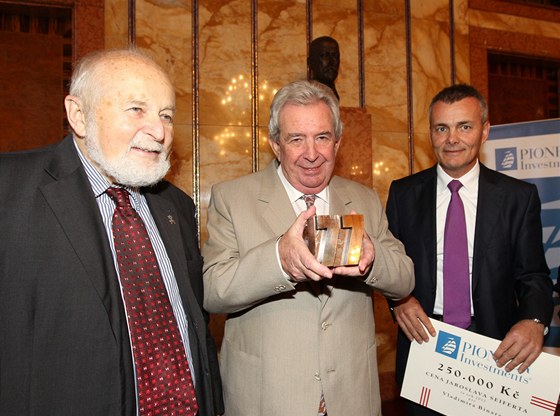 Předání Ceny Jaroslava Seiferta 2012 (zleva předseda správní rady Nadace Charty