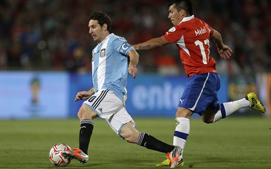 NEUDRITELNÝ. Lionel Messi v dresu Argentiny (vlevo) pádí k brance Chile,