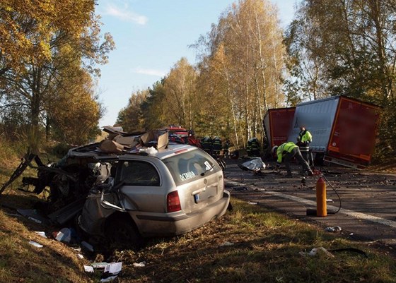 Sráka osobního vozu s kamionem na cest mezi Tebechovicemi pod Orebem a Týnitm nad Orlicí