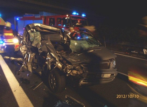 Náraz Mercedes Benz Vito zcela zdemoloval. Spolujezdkyn utrpla tké zranní.