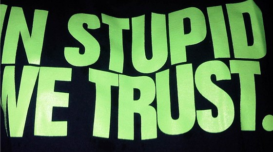 Triko s npisem "In stupid we trust".