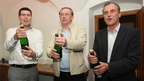 Takto spolu slavili po krajských volbách v roce 2012 pozdjí námstek hejtmana Alois Maák (vlevo) a hejtman Jií Rozboil (vpravo). Ten te musel eit Maákovu kauzu se statisícovými dary od firem.