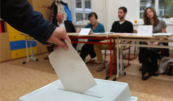Voličský průkaz si v Hradci Králové vyzvedlo více než 400 lidí (ilustrační snímek).