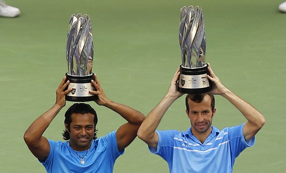 KORUNOVANÍ KRÁLOVÉ. Leander Paes (vlevo) a Radek tpánek coby vítzové tyhry