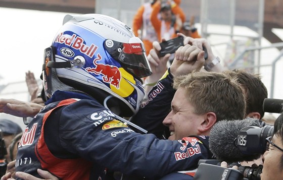 Sebastian Vettel coby ampion Velké ceny Koreje formule 1 se raduje se stájí...