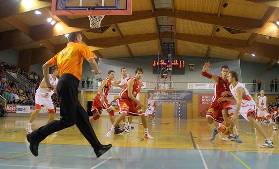 Momentka z duelu Jindichova Hradce (v bílém) a Nymburka.