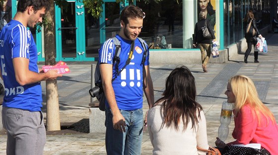 POJTE S NÁMI NA VOLEJBAL. Ostravtí hrái Dominik Fot (vlevo) a Jan Václavík