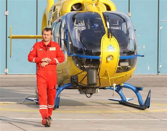Stanislav Mackovík na záchrance nejen řediteluje, ale také slouží na vrtulníku.