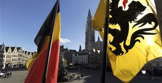 Nad Antverpami vlaje vedle belgické vlajky i vlajka vlámská (15. íjna 2012)