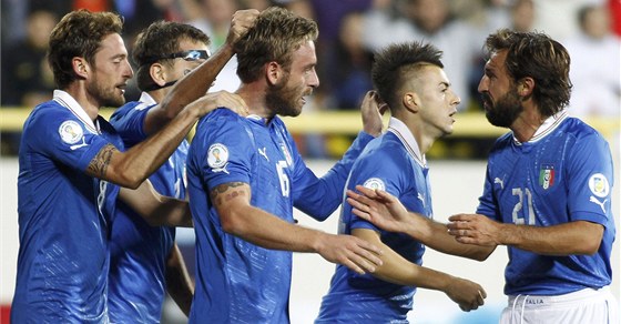 RADOST AZUROV MODRÝCH. Fotbalisté Itálie oslavují jeden ze tí gól proti