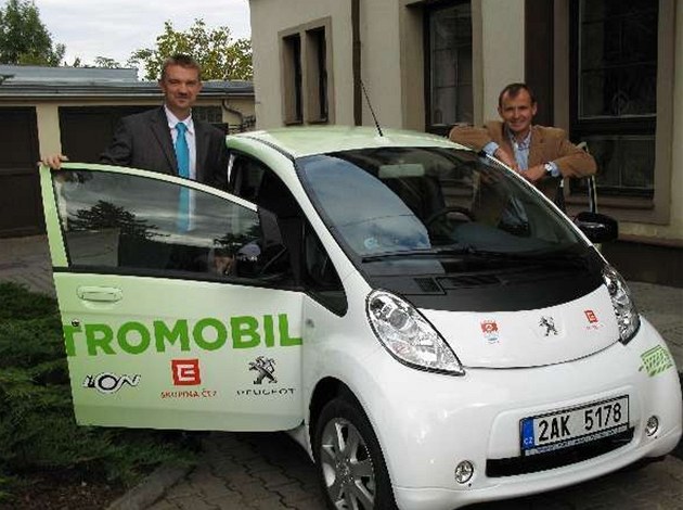 Vedení Prahy 16 získalo k testování dva elektromobily Peugeot loni v íjnu