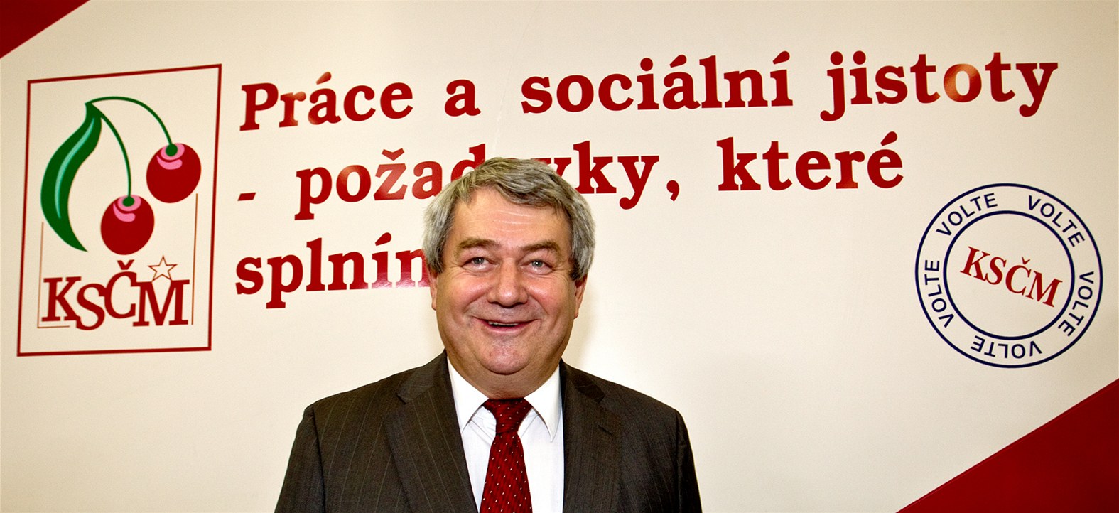 Vojt�ch Filip p�ed tiskovou konferencí KS�M k výsledk�m senátních a krajských