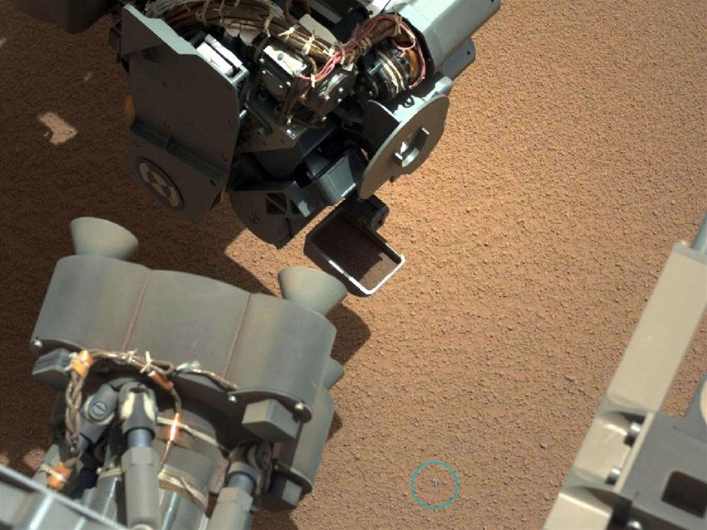 Curiosity vyfotila záhadný zá�ící p�edm�t