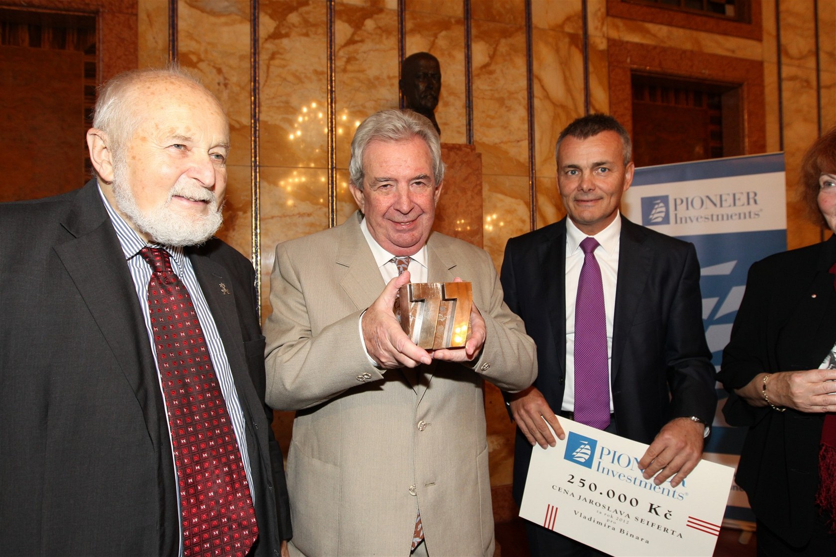 P�edání Ceny Jaroslava Seiferta 2012 (zleva p�edseda správní rady Nadace Charty