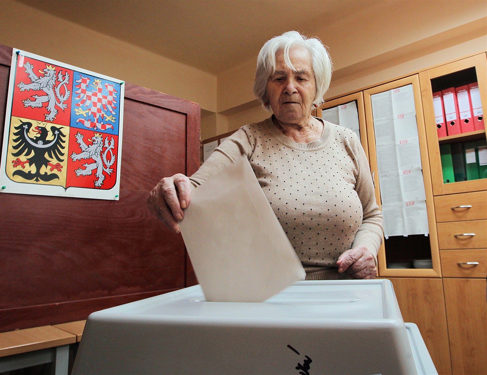 Voli�i v Plze�ském kraji odevzdali 7780 neplatných hlas�. Mnozí si z�ejm� spletli obálky pro krajské a senátní volby.