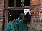 Pracovníci technických slueb umísují výstranou ceduli v Pednádraí.
