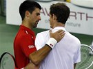 DOBRÝ ZÁPAS. Novak Djokovi (vlevo) a Andy Murray se zdraví u sít.