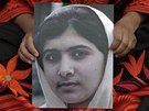 Studentka drí bhem protestu v pákistánském mst Láhaur fotografii Malály...