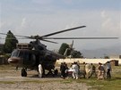 Zdravotníci penáí v údolí Svát do helikoptéry zrannou Malálu Júsufzajovou,...