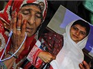 Pákistánka drí bhem protestu v Karáí fotografii postelené Malály...