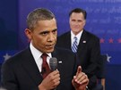 Barack Obama a v pozadí Mitt Romney bhem druhé prezidentské debaty (16. íjna...
