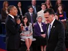 Barack Obama a Mitt Romney bhem druhé prezidentské debaty (16. íjna 2012)