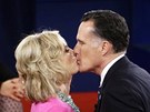 Mitt Romny líbá manelku Ann po druhé prezidentské debat. Vpravo kráí Barack...