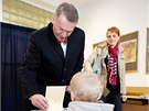 Praského primátora Bohuslava Svobodu doprovodil do volební místnosti syn