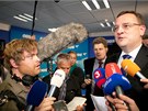 Roman Smetana v paruce hovoí s premiérem Petrem Neasem ve volebním tábu ODS.