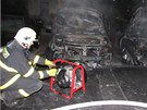 Hasii pi likvidaci poáru ty automobil v Havíov. (12. íjna 2012)