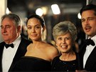 Brad Pitt s rodii Billem a Jane s partnerkou Angelinou Jolie