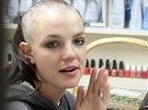 Britney Spears si podle jejího manaera v roce 2007 oholila hlavu proto, aby...