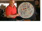 Dennis Hope, zakladatel Lunar Embassy, ukazuje mapu Msíce, na jeho povrchu