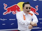 Korejský rapper PSY pedvádí svj tanec Gangnam Style.