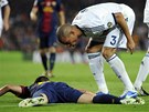 CO TO TADY PEDVÁDÍ? Pepe z Realu Madrid kií na Andrése Iniestu, který spadl